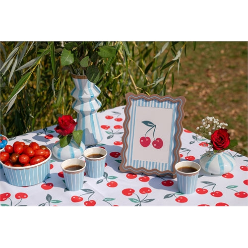 Tovaglia ciliegie con bordo azzurro – 145 × 240 cm