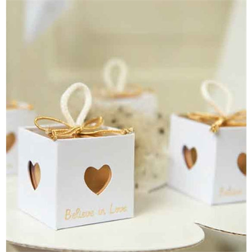 Scatola believe in love oro con cordino 50x50x50