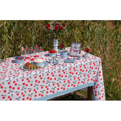 Tovaglia ciliegie con bordo azzurro – 145 × 240 cm